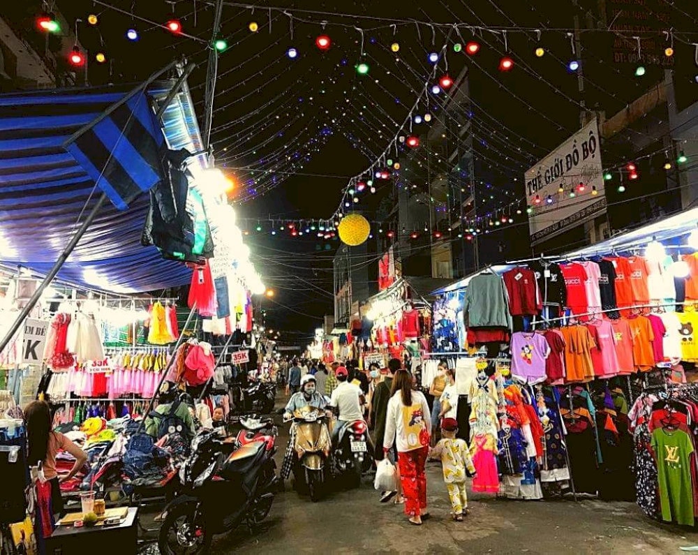 Ba Chieu night market attracts a large number of locals and tourists 